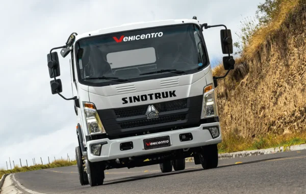 CAMIÓN NPS / 1067 / 141 HP / CHASIS CORTO / 4X2  -  5TON